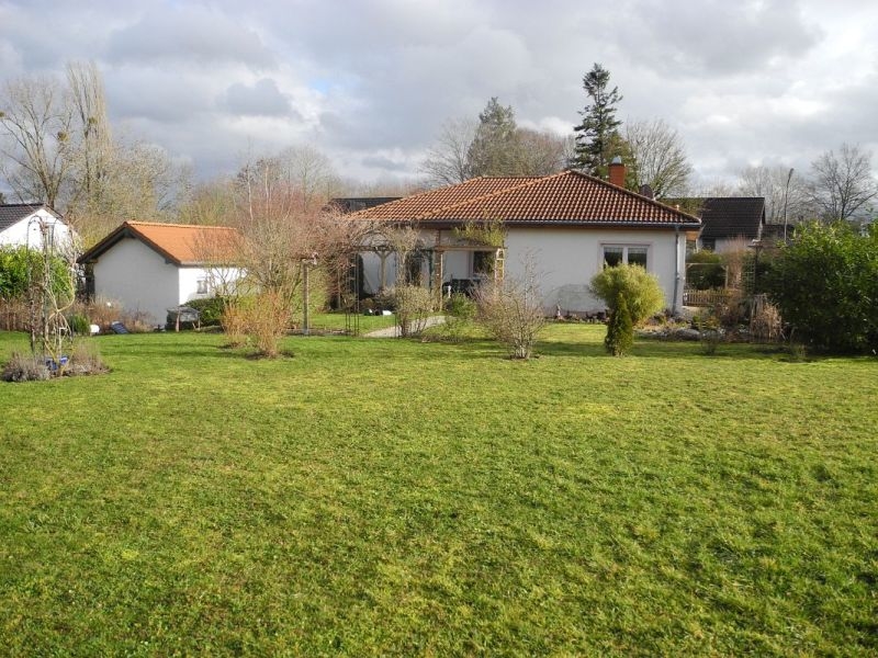 Großzügiger Walmdachbungalow mit 3.800 m² Gartenparadies