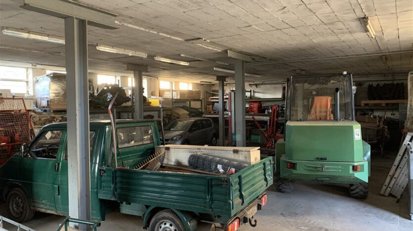 Wohnhaus mit Garage und Garten, ehem. Kfz-Werkstatt mit Waschhalle