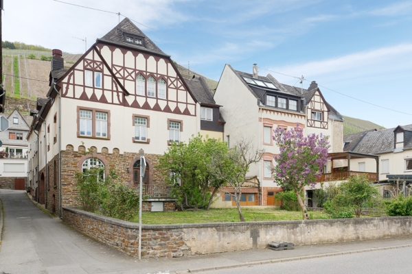 Denkmalgeschütztes Winzerhaus mit großer Garage und Garten mit